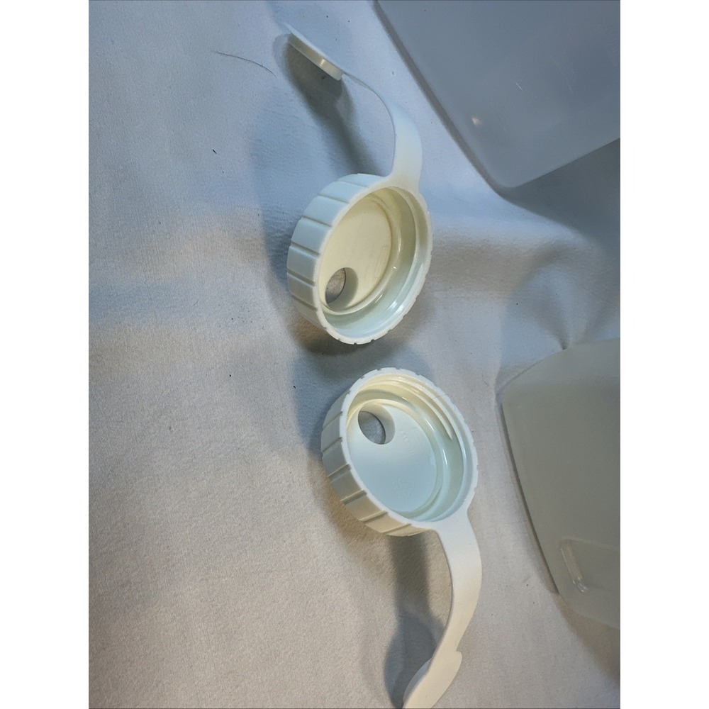 Set of 3 Rubbermaid Servin Saver 2 Quart Drink Containers With White Lids - Picture 4 of 8